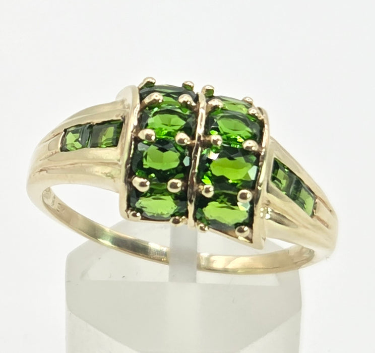 6376 Vintage: 9ct Yellow Gold Green Diopside Geometric Ring