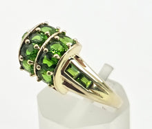 Cargar imagen en el visor de la galería, 2154: Vintage 9ct Gold 12 Green Diopsides Flower Head Ring
