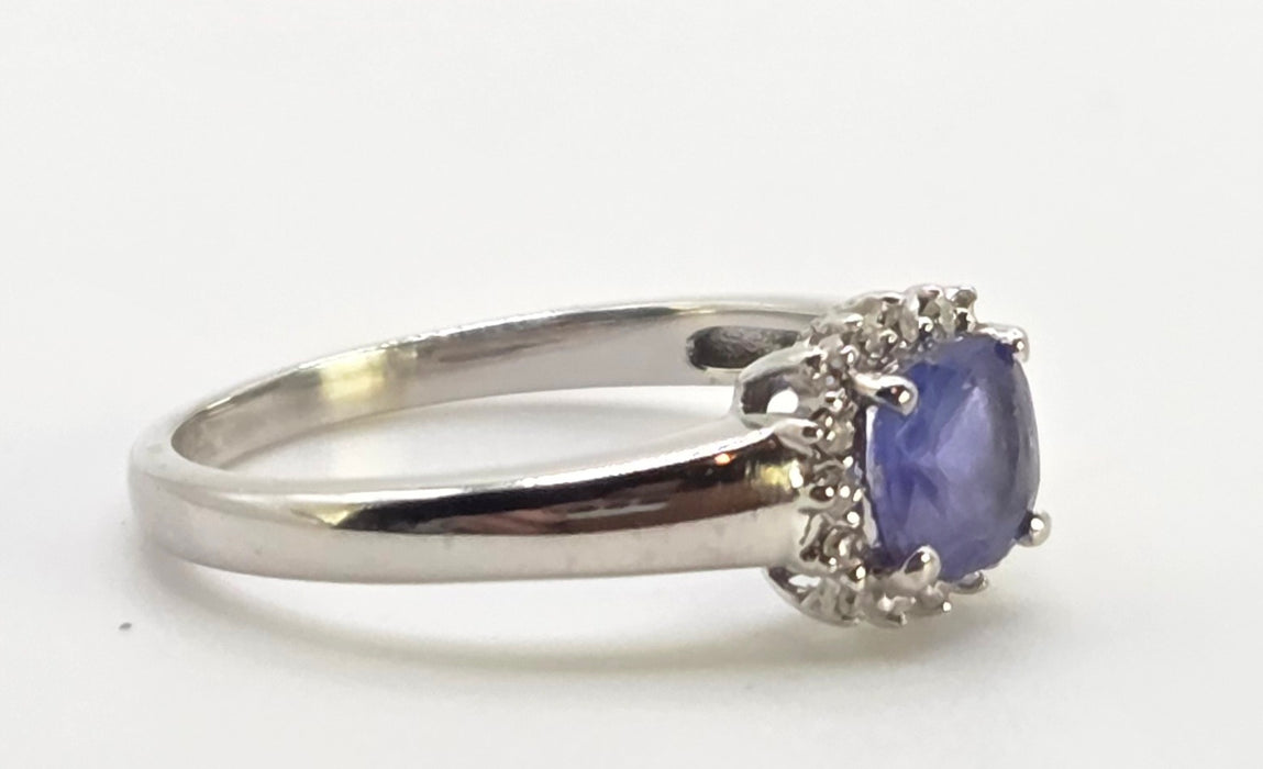 2293 :18ct White Gold Violet Blue Tanzanite 16 Sparkling Diamonds Ring