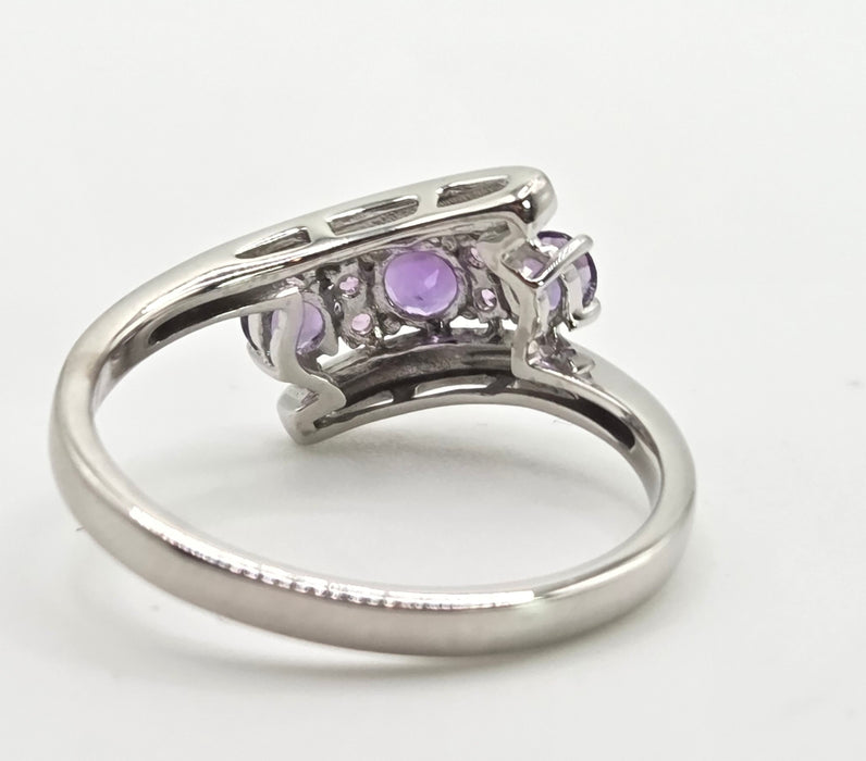 6381 Vintage: 9ct White Gold Purple & Lilac Amethyst Crossover Ring