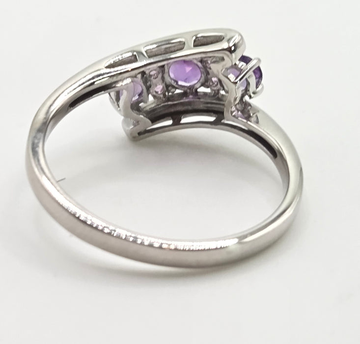 6381 Vintage: 9ct White Gold Purple & Lilac Amethyst Crossover Ring