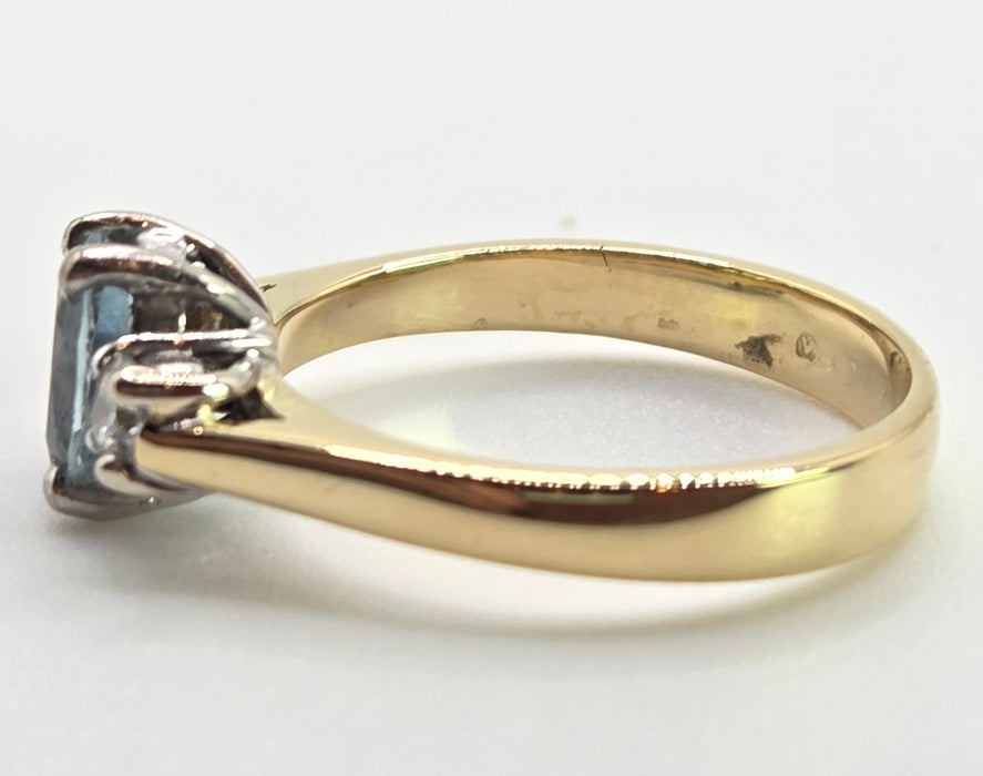 2012: Vintage: 18ct Gold Blue Aquamarine Diamonds 3-Stone Straight Ring