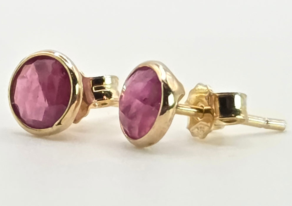 6385 Vintage: 9ct Yellow Gold Ruby Bezel Set Stud Earrings