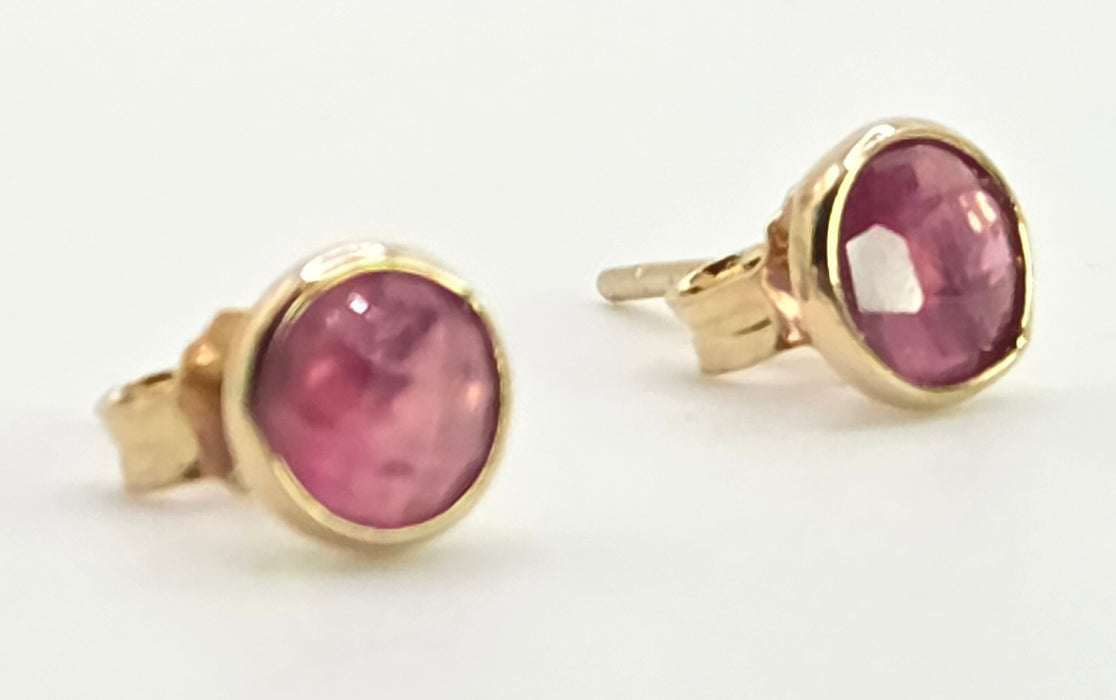 6385 Vintage: 9ct Yellow Gold Ruby Bezel Set Stud Earrings