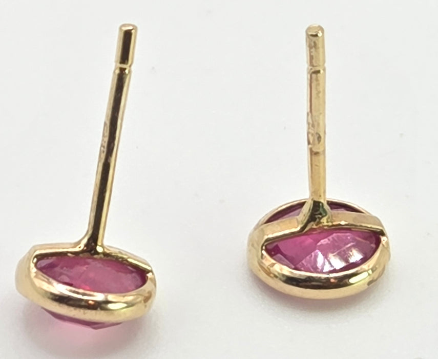 6385 Vintage: 9ct Yellow Gold Ruby Bezel Set Stud Earrings