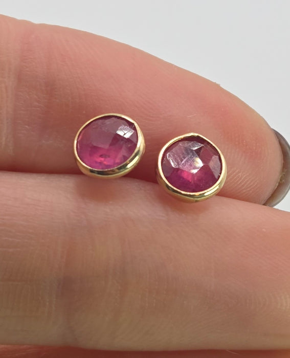 6385 Vintage: 9ct Yellow Gold Ruby Bezel Set Stud Earrings