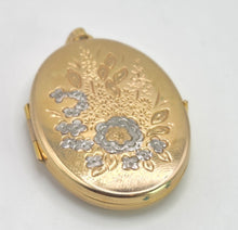 Load image into Gallery viewer, 2602: Vintage: 9ct Gold Large Photo Locket/Pendant
