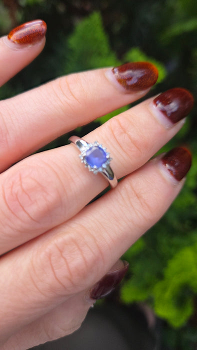 2293 :18ct White Gold Violet Blue Tanzanite 16 Sparkling Diamonds Ring