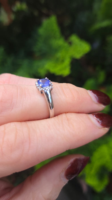 2293 :18ct White Gold Violet Blue Tanzanite 16 Sparkling Diamonds Ring