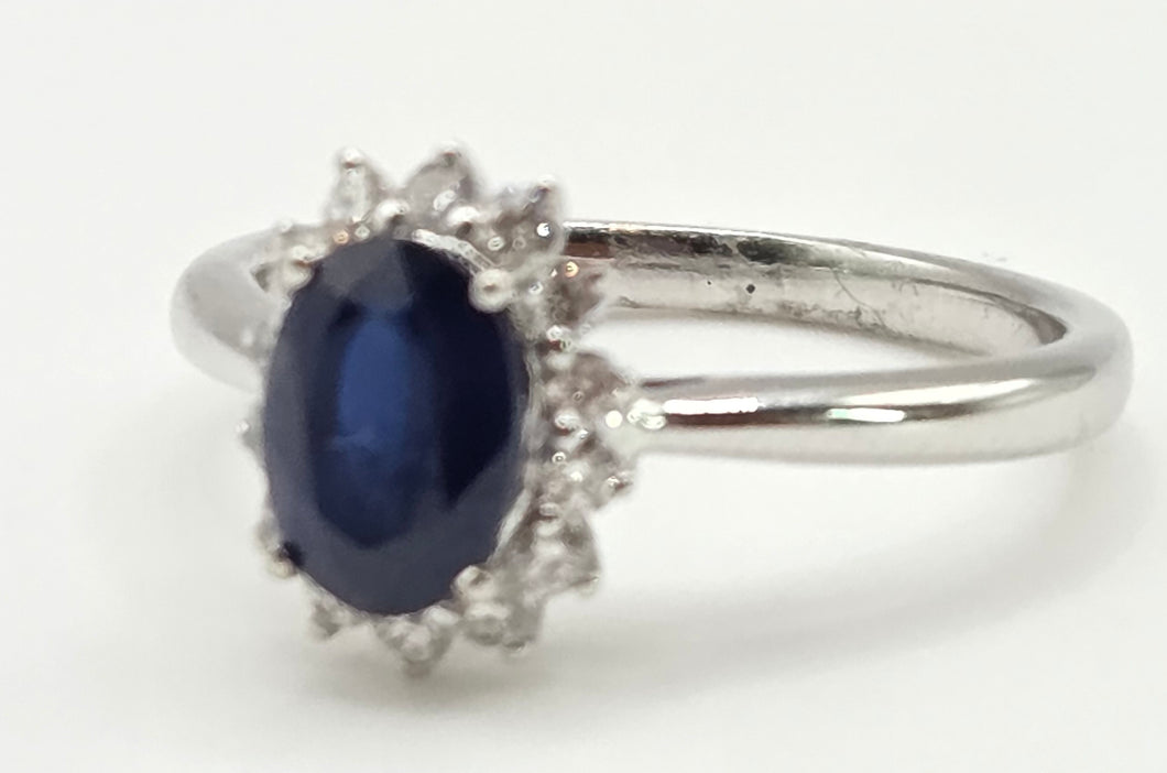2688: Vintage 18ct White Gold Cornflower Blue Sapphire Diamonds Daisy Cluster Ring