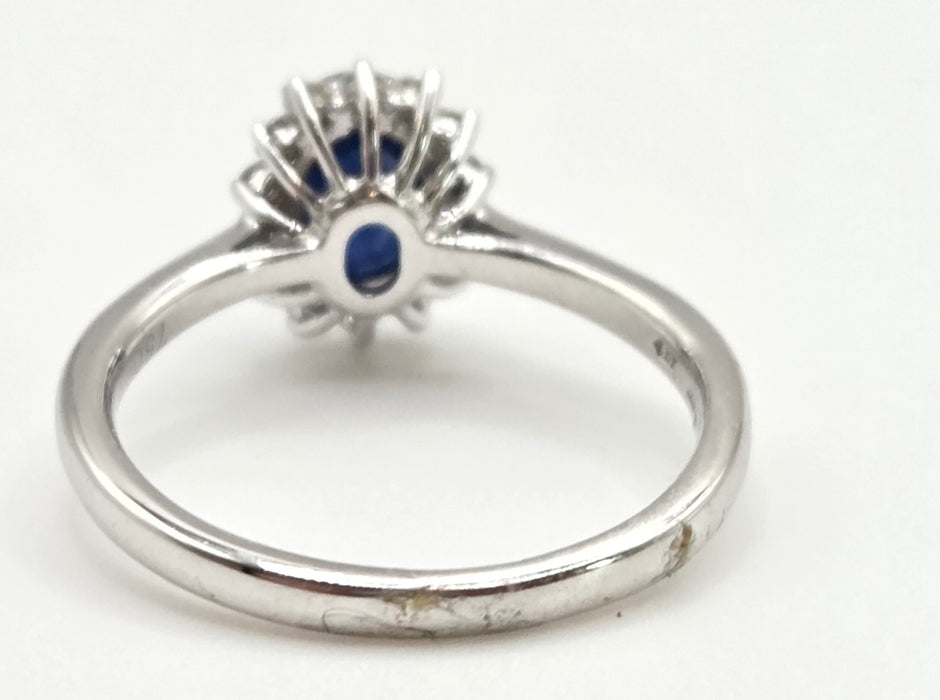 2688: Vintage 18ct White Gold Cornflower Blue Sapphire Diamonds Daisy Cluster Ring