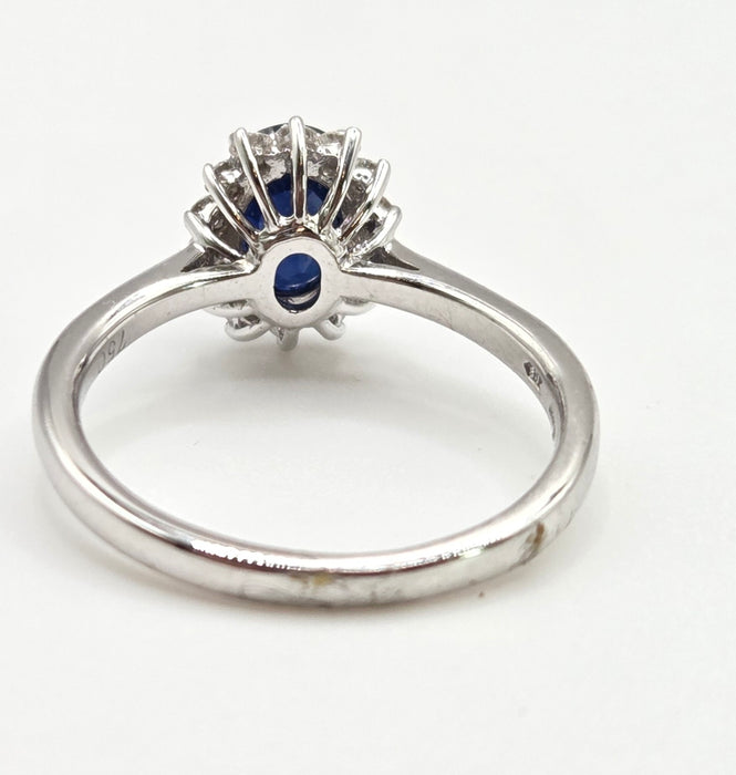 2688: Vintage 18ct White Gold Cornflower Blue Sapphire Diamonds Daisy Cluster Ring