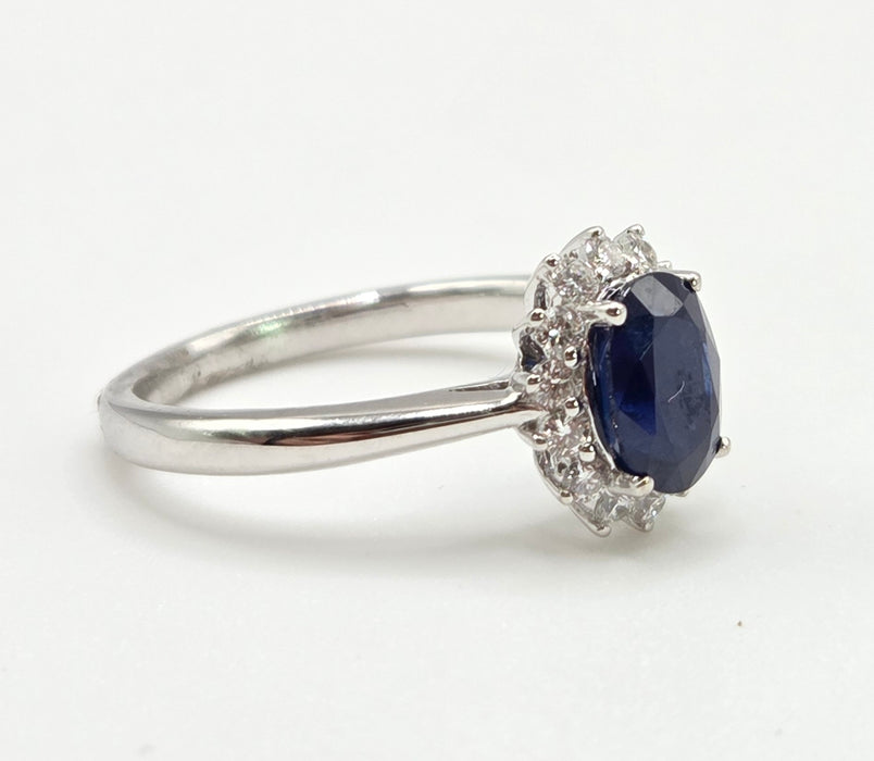 2688: Vintage 18ct White Gold Cornflower Blue Sapphire Diamonds Daisy Cluster Ring