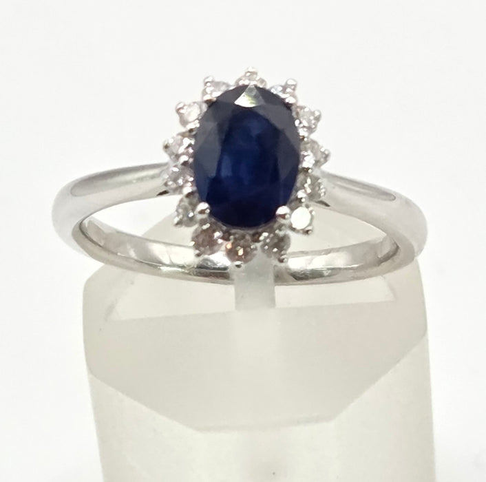 2688: Vintage 18ct White Gold Cornflower Blue Sapphire Diamonds Daisy Cluster Ring