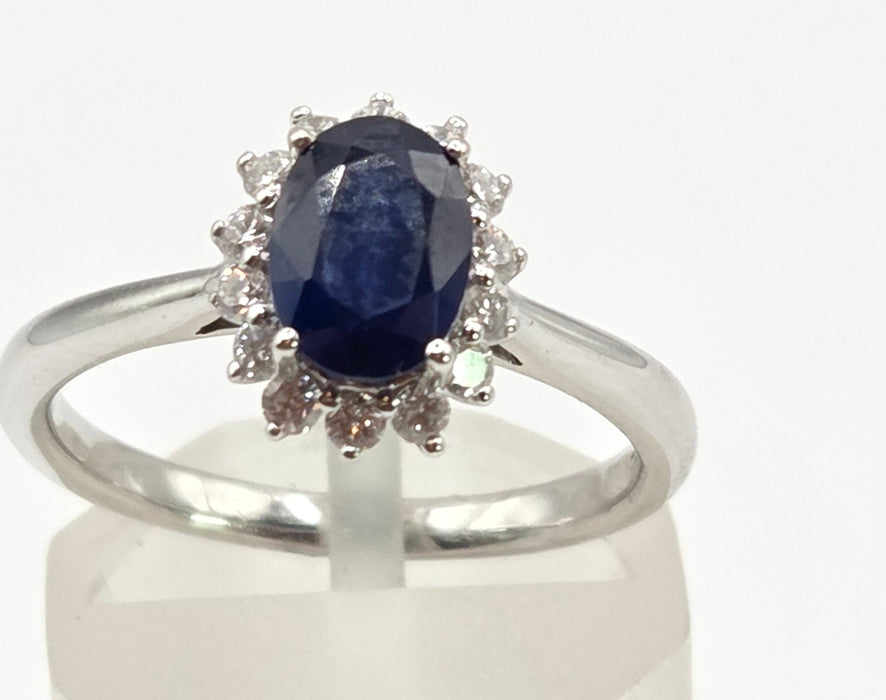 2688: Vintage 18ct White Gold Cornflower Blue Sapphire Diamonds Daisy Cluster Ring