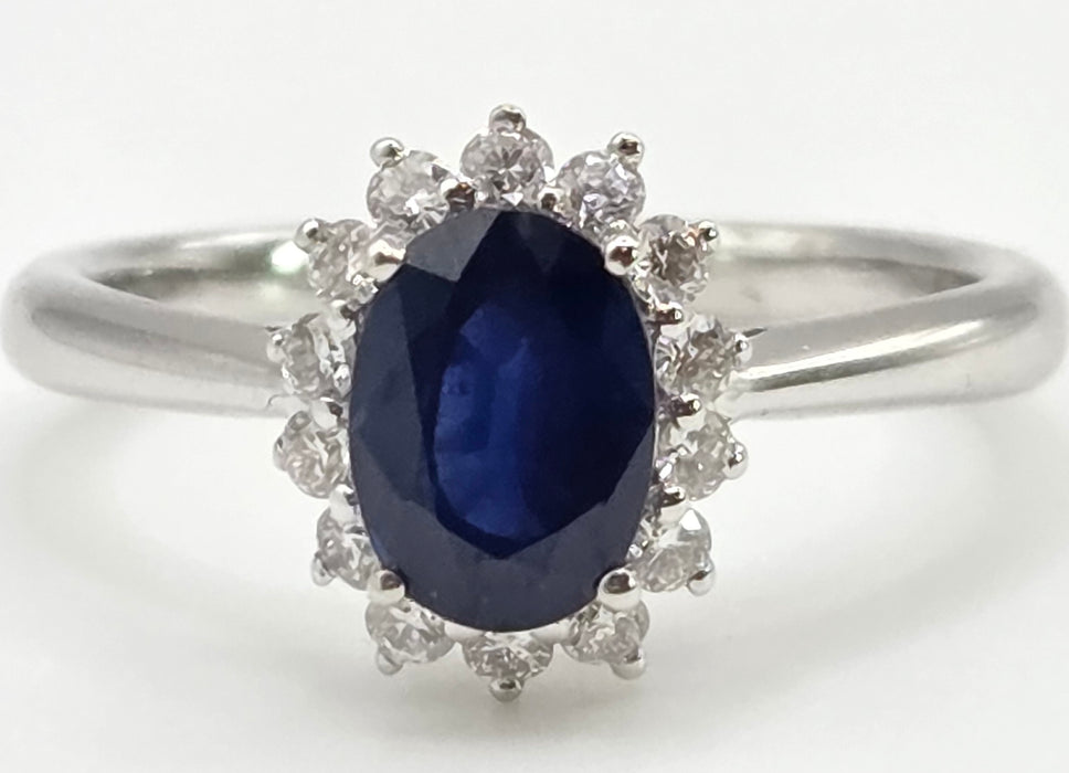2688: Vintage 18ct White Gold Cornflower Blue Sapphire Diamonds Daisy Cluster Ring