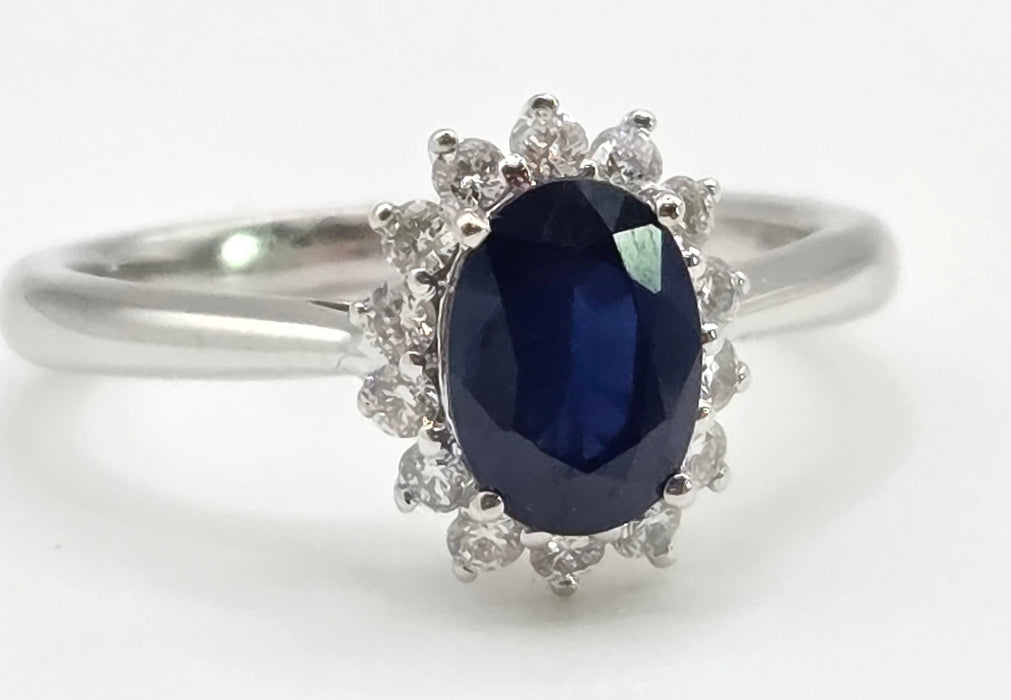 2688: Vintage 18ct White Gold Cornflower Blue Sapphire Diamonds Daisy Cluster Ring