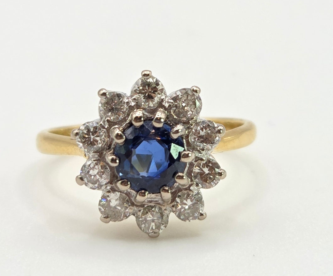 2693: Vintage 18ct Gold Cornflower Blue Sapphire Diamonds (0.6ct) Cluster Ring