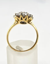 Load image into Gallery viewer, 2693: Vintage 18ct Gold Cornflower Blue Sapphire Diamonds (0.6ct) Cluster Ring
