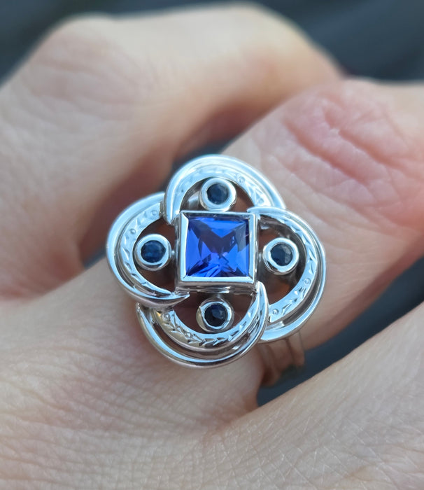 2556: Vintage: Fabulous 18ct White Gold Violet Blue Tanznaites Geometric Cocktail Ring
