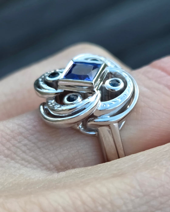 2556: Vintage: Fabulous 18ct White Gold Violet Blue Tanznaites Geometric Cocktail Ring