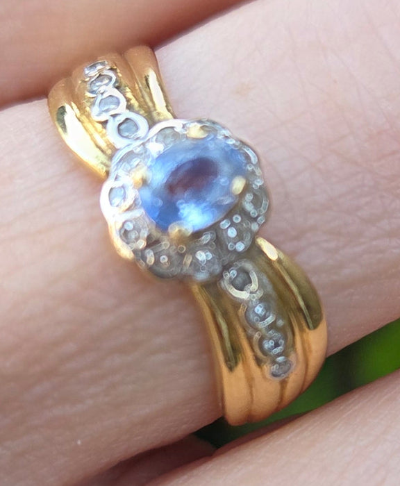 6492 Vintage: 18ct Gold Ceylon Blue Sapphire 18 Diamonds Dress Ring