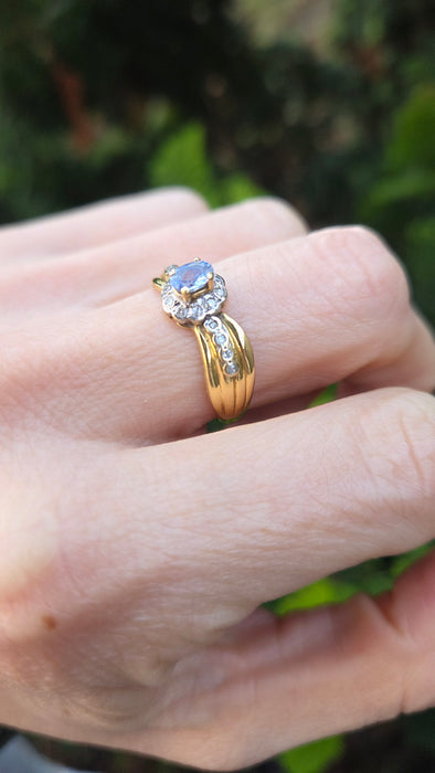 6492 Vintage: 18ct Gold Ceylon Blue Sapphire 18 Diamonds Dress Ring