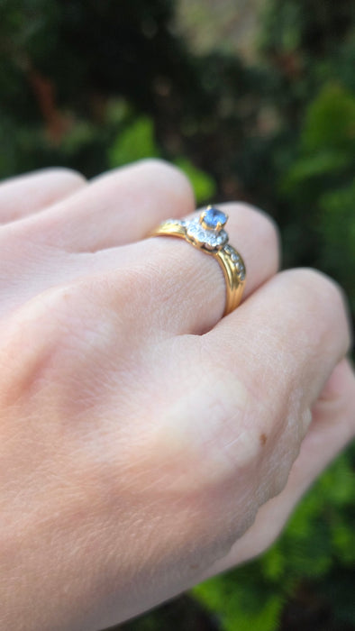 6492 Vintage: 18ct Gold Ceylon Blue Sapphire 18 Diamonds Dress Ring