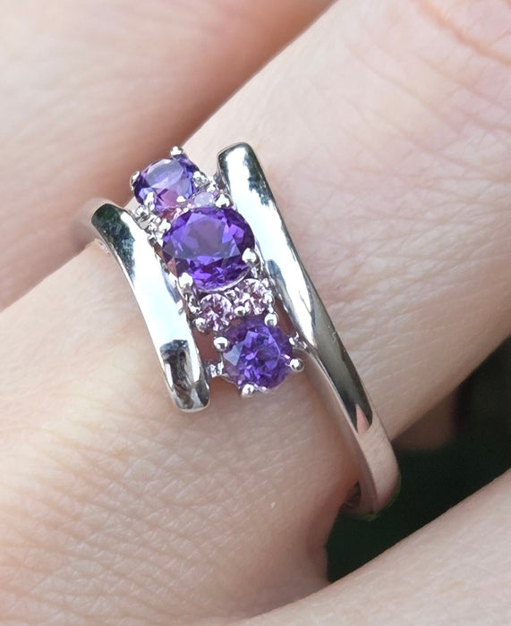 6381 Vintage: 9ct White Gold Purple & Lilac Amethyst Crossover Ring