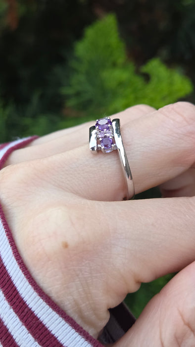 6381 Vintage: 9ct White Gold Purple & Lilac Amethyst Crossover Ring
