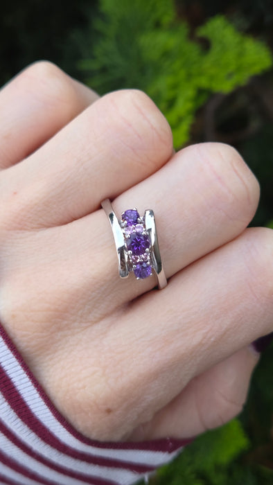 6381 Vintage: 9ct White Gold Purple & Lilac Amethyst Crossover Ring