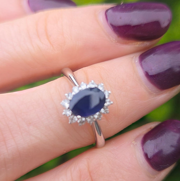 2688: Vintage 18ct White Gold Cornflower Blue Sapphire Diamonds Daisy Cluster Ring