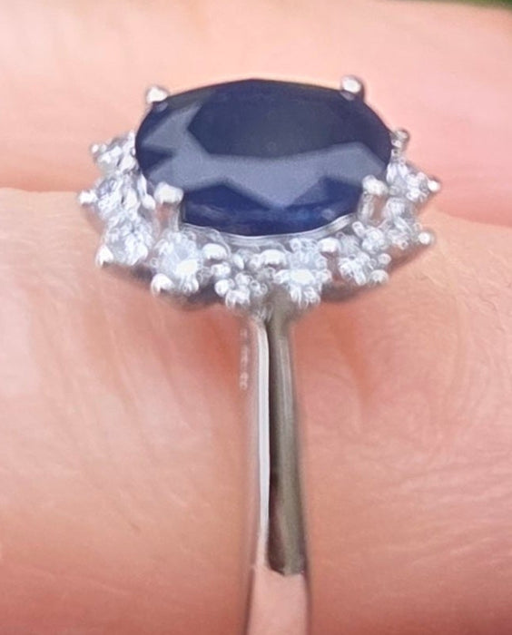 2688: Vintage 18ct White Gold Cornflower Blue Sapphire Diamonds Daisy Cluster Ring