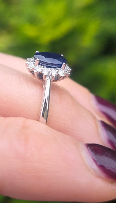 2688: Vintage 18ct White Gold Cornflower Blue Sapphire Diamonds Daisy Cluster Ring