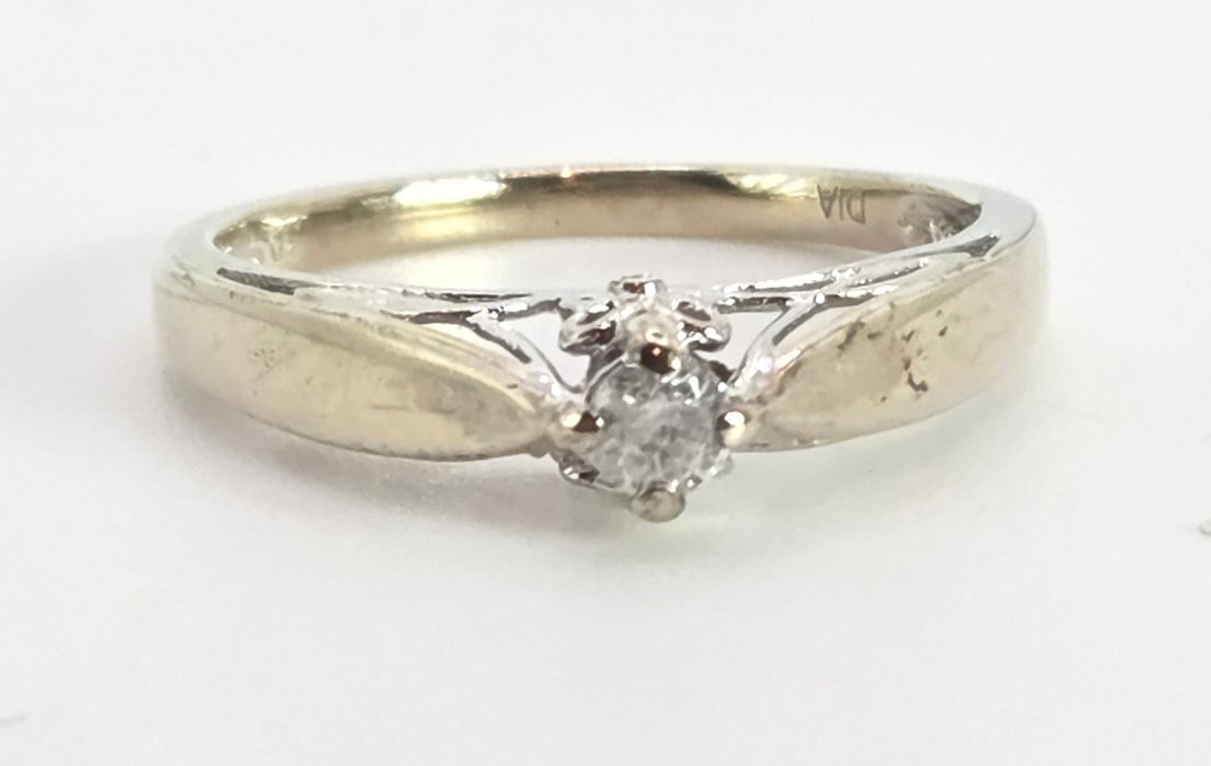 0606 Vintage: 9ct Yellow & White Gold Round Cut Natural Diamond Solitaire Ring