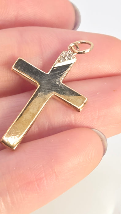 0607: Vintage: 9ct Gold Diamonds Cross/ Pendant- lovely condition