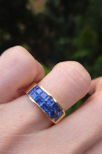 Load image into Gallery viewer, 2625: Vintage; 18ct Gold Ceylon Blue Sapphire Tiered Ring- Fabulous
