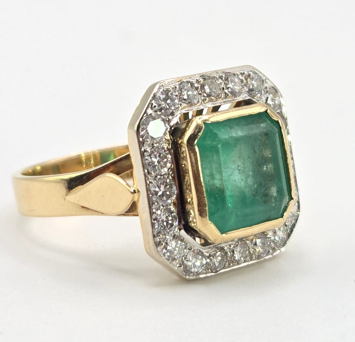 2614- Vintage: 18ct Gold Emerald (4.33ct) Diamonds Ring - From 1998