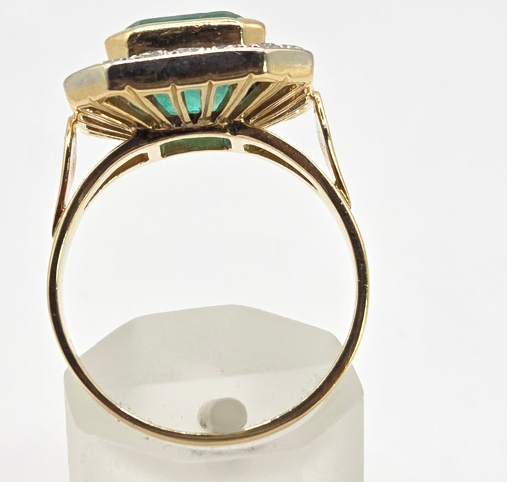 2614- Vintage: 18ct Gold Emerald (4.33ct) Diamonds Ring - From 1998