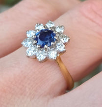 Load image into Gallery viewer, 2693: Vintage 18ct Gold Cornflower Blue Sapphire Diamonds (0.6ct) Cluster Ring
