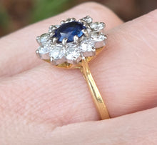 Load image into Gallery viewer, 2693: Vintage 18ct Gold Cornflower Blue Sapphire Diamonds (0.6ct) Cluster Ring
