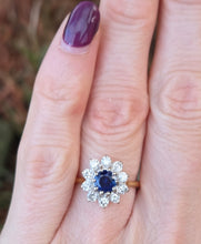 Load image into Gallery viewer, 2693: Vintage 18ct Gold Cornflower Blue Sapphire Diamonds (0.6ct) Cluster Ring
