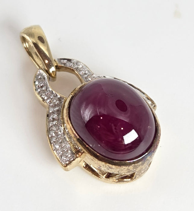 4730: Vintage:  9ct Gold Star Ruby 14 Natural Sparkling Diamonds Pendant