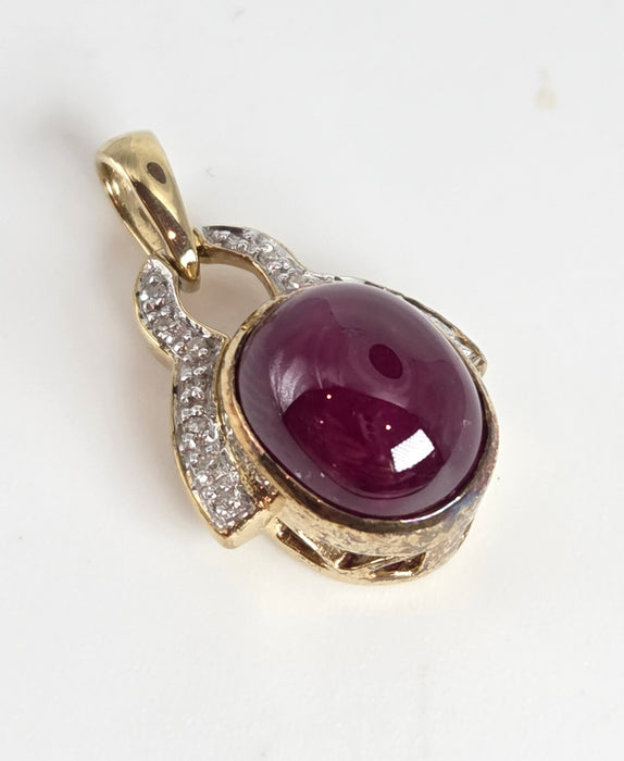 4730: Vintage:  9ct Gold Star Ruby 14 Natural Sparkling Diamonds Pendant