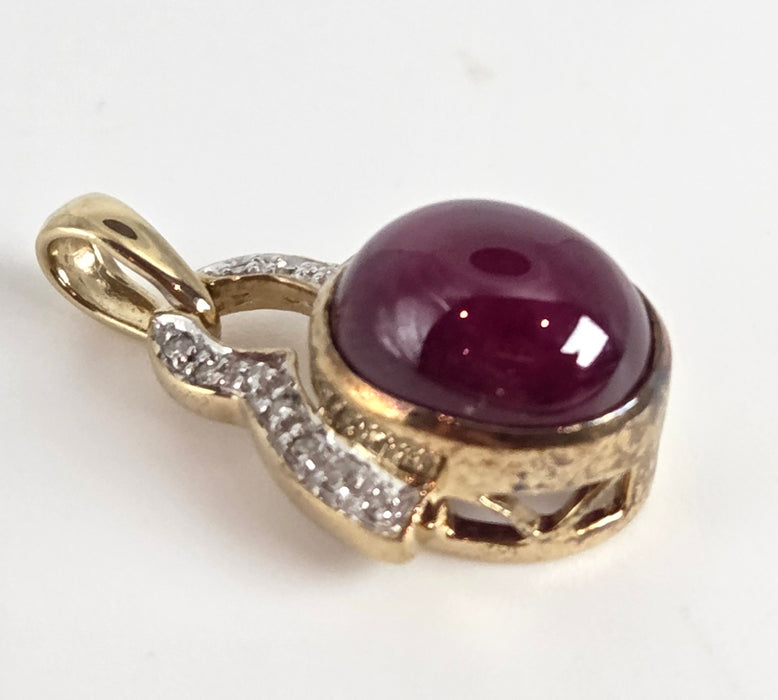 4730: Vintage:  9ct Gold Star Ruby 14 Natural Sparkling Diamonds Pendant