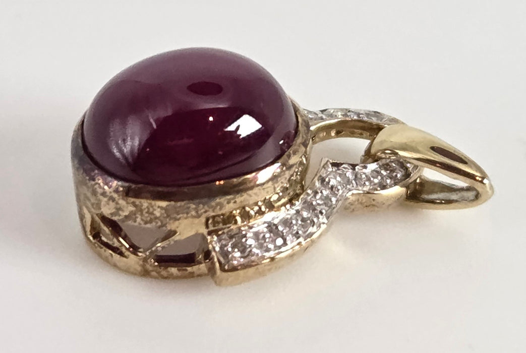 4730: Vintage:  9ct Gold Star Ruby 14 Natural Sparkling Diamonds Pendant