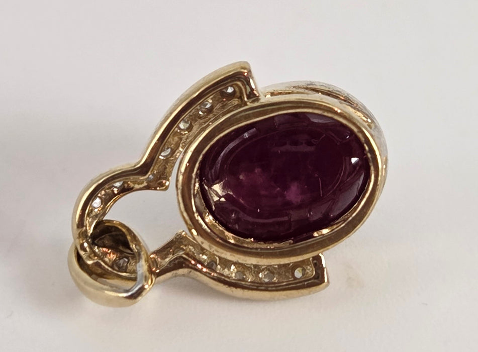 4730: Vintage:  9ct Gold Star Ruby 14 Natural Sparkling Diamonds Pendant