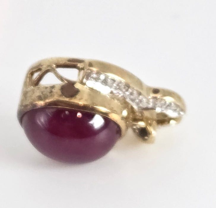 4730: Vintage:  9ct Gold Star Ruby 14 Natural Sparkling Diamonds Pendant