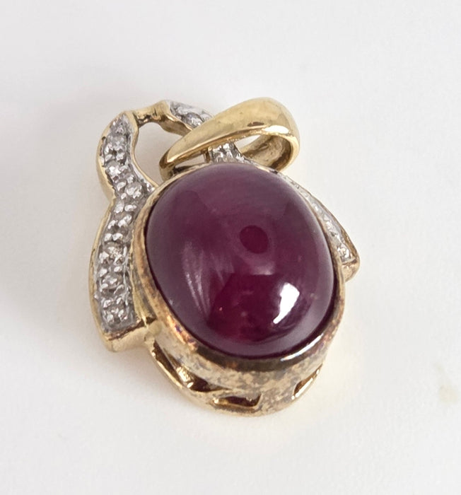 4730: Vintage:  9ct Gold Star Ruby 14 Natural Sparkling Diamonds Pendant
