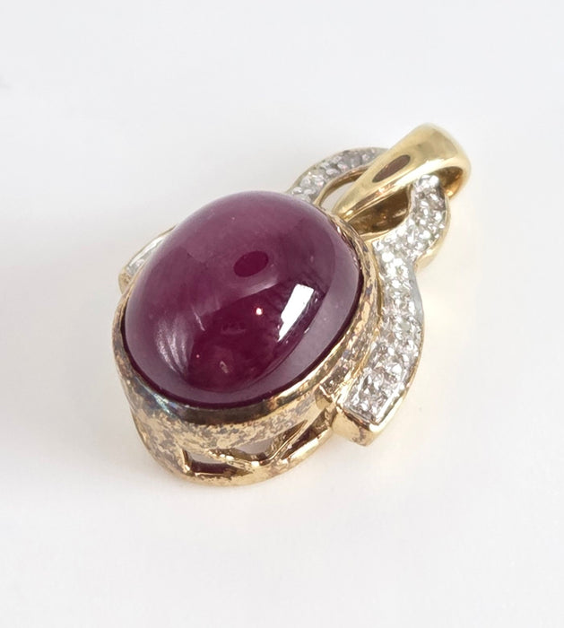 4730: Vintage:  9ct Gold Star Ruby 14 Natural Sparkling Diamonds Pendant